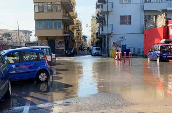 Torre del Greco. Si rompe tubatura: viale Ungheria chiusa, invasa dall’acqua