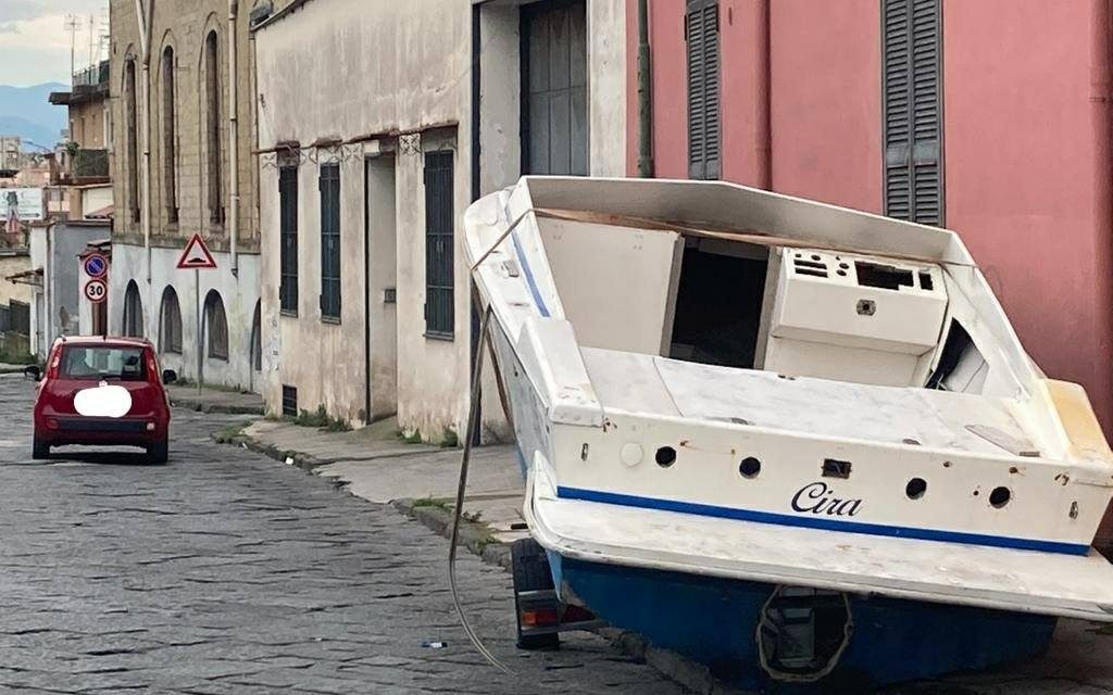 Motoscafo abbandonato per le vie di Ercolano. L’ira del sindaco Buonajuto