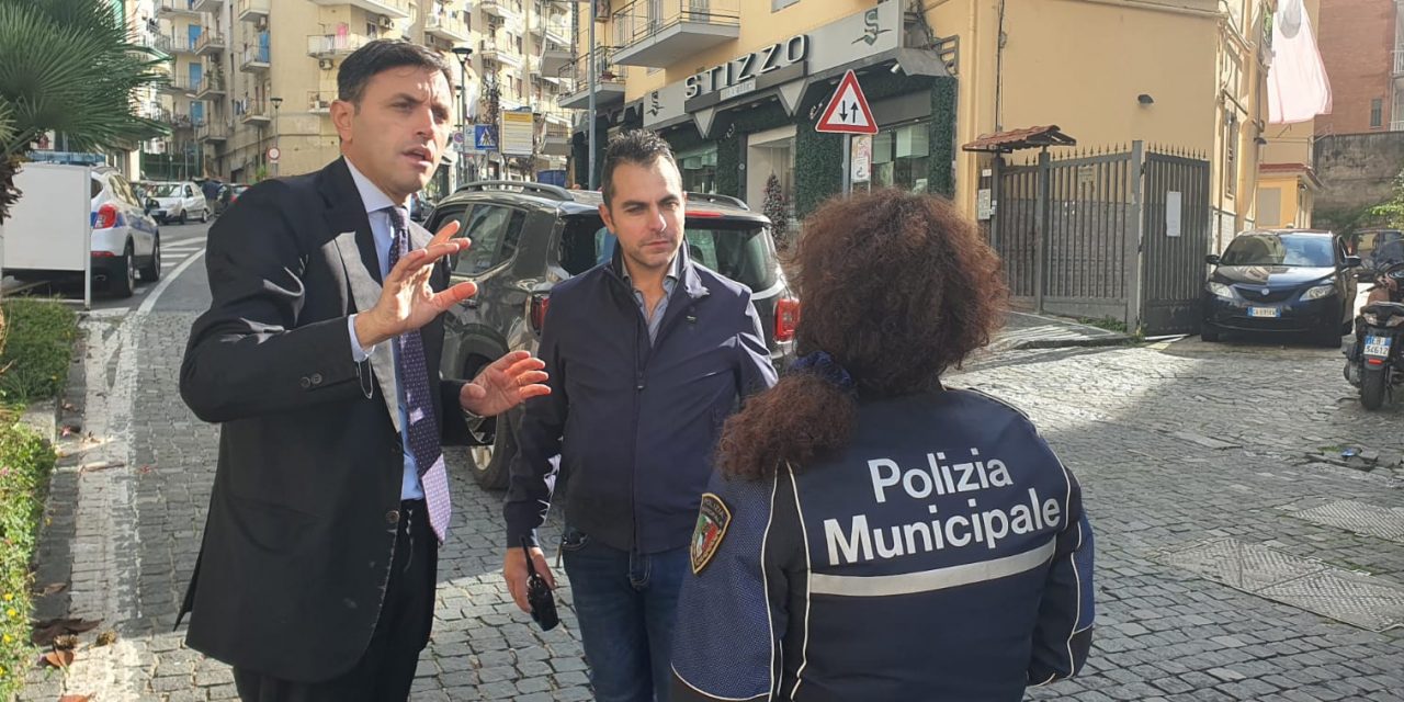 Controlli a tappeto per ‘Ercolano Sicura’, il sindaco Buonajuto in strada ‘in azione’ insieme alla Polizia locale