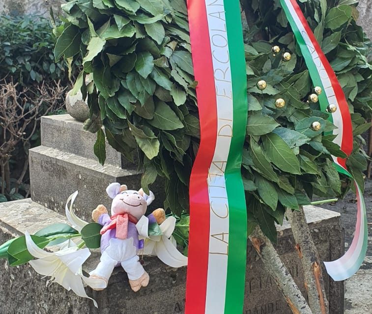 Ercolano. Commemorazione 4 novembre, il sindaco Buonajuto commosso innanzi ad un peluche