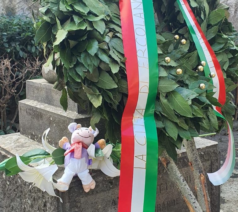 Ercolano. Commemorazione 4 novembre, il sindaco Buonajuto commosso innanzi ad un peluche