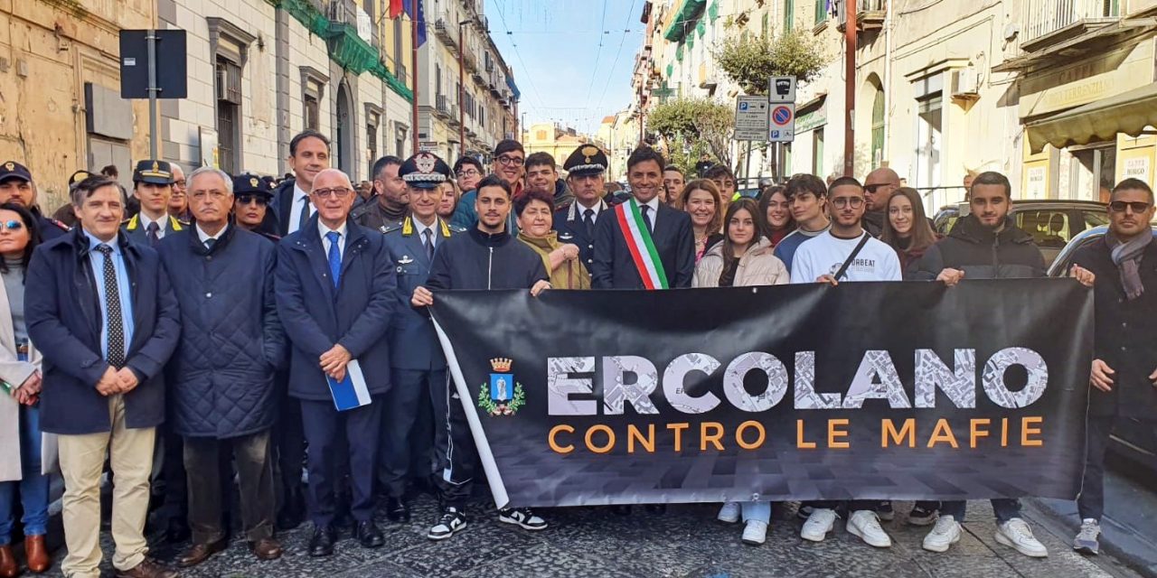 Ercolano. Racket: studenti, politici, magistratura, associazioni, forze dell’ordine e autorità in piazza