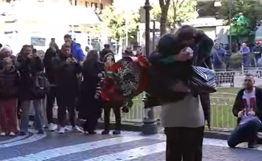 Portici città romantica: Flash mob in piazza per chiederle a sorpresa di sposarlo