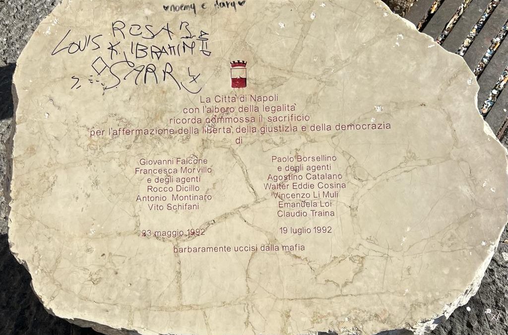Atti vandalici, deturpata con scritte anche la targa in onore di Falcone e Borsellino