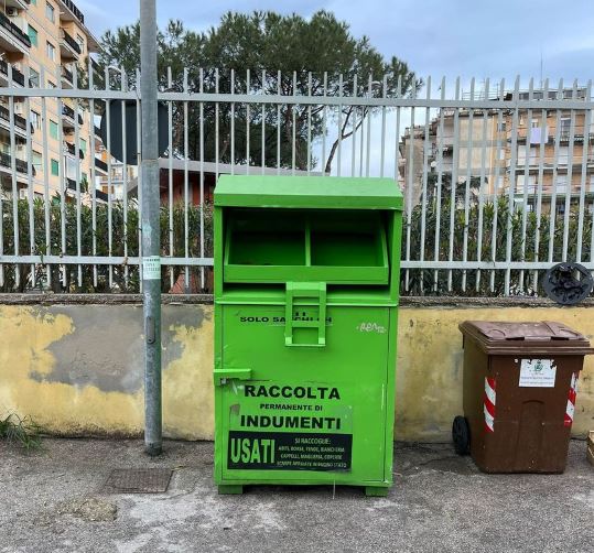 Contro rovistatori di cassonetti di indumenti usati, San Giorgio a Cremano prende drastica decisione