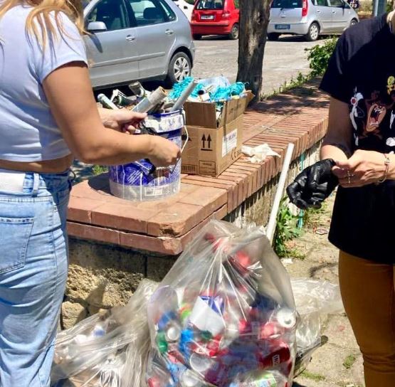 In una località della Campania tifosi ripuliscono piazze dopo i festeggiamenti dello scudetto del Napoli. Ecco dove