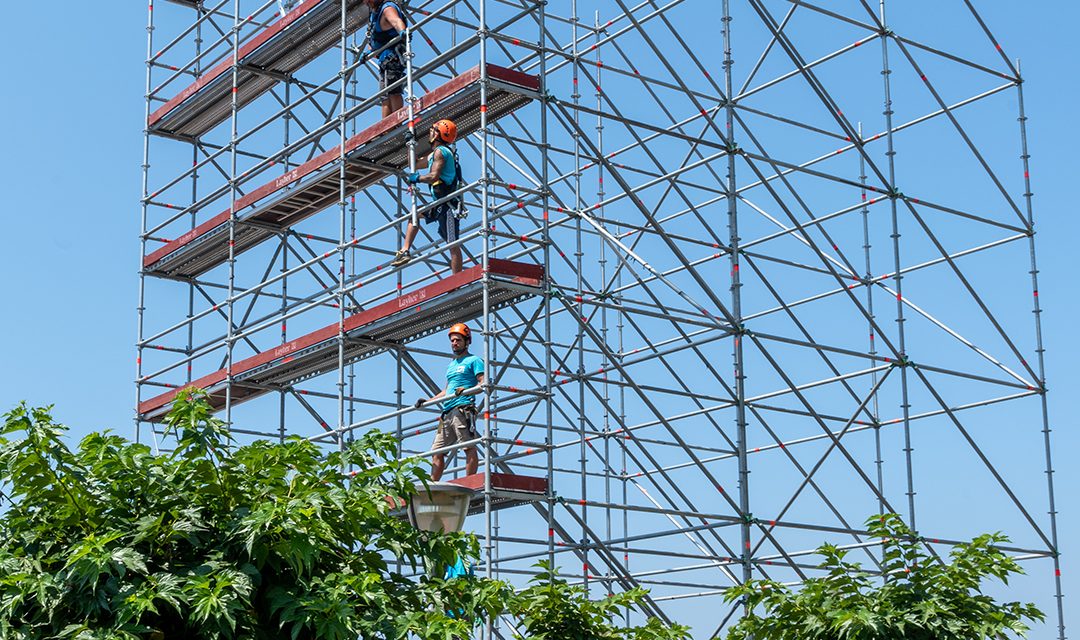 Inizia a prendere forma la Festa dei Quattro Altari: montata a Palazzo Baronale la prima impalcatura