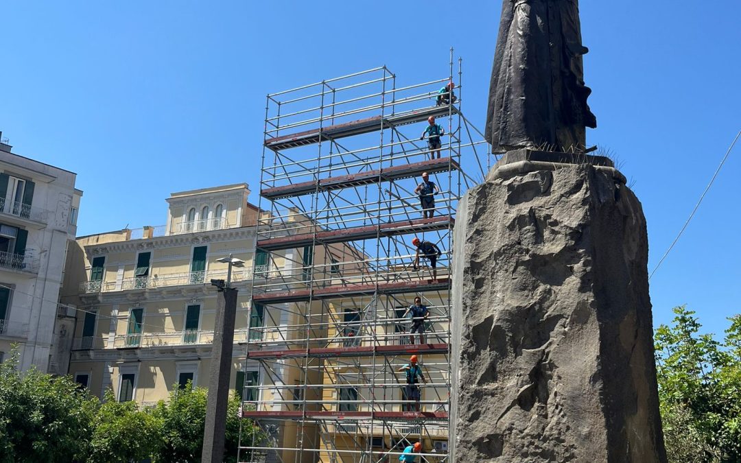Quattro Altari, pronta l’impalcatura in piazza Santa Croce. Mercoledì inizia la costruzione del ponteggio in piazza Luigi Palomba