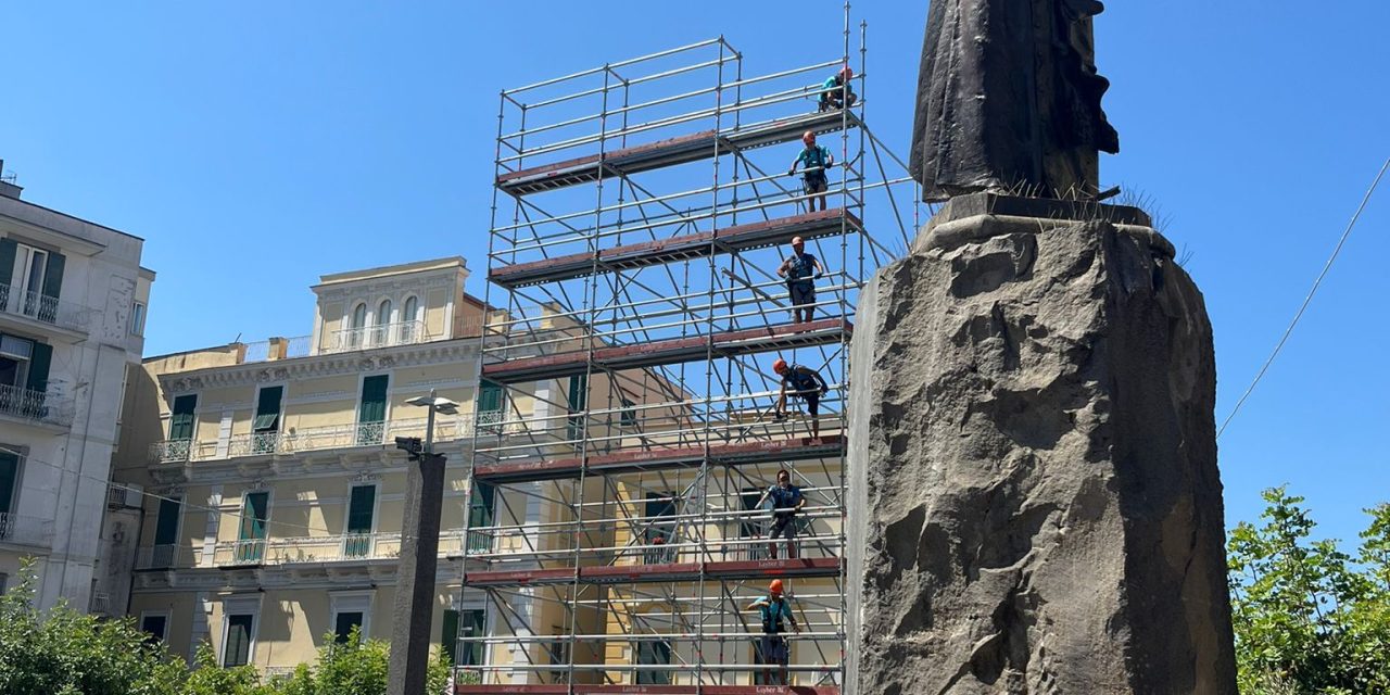 Quattro Altari, pronta l’impalcatura in piazza Santa Croce. Mercoledì inizia la costruzione del ponteggio in piazza Luigi Palomba