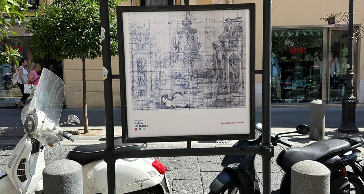 Quattro Altari, omaggio al maestro Raffaele De Maio: quindici opere esposte in via Roma per ricordare lo scenografo di Torre del Greco