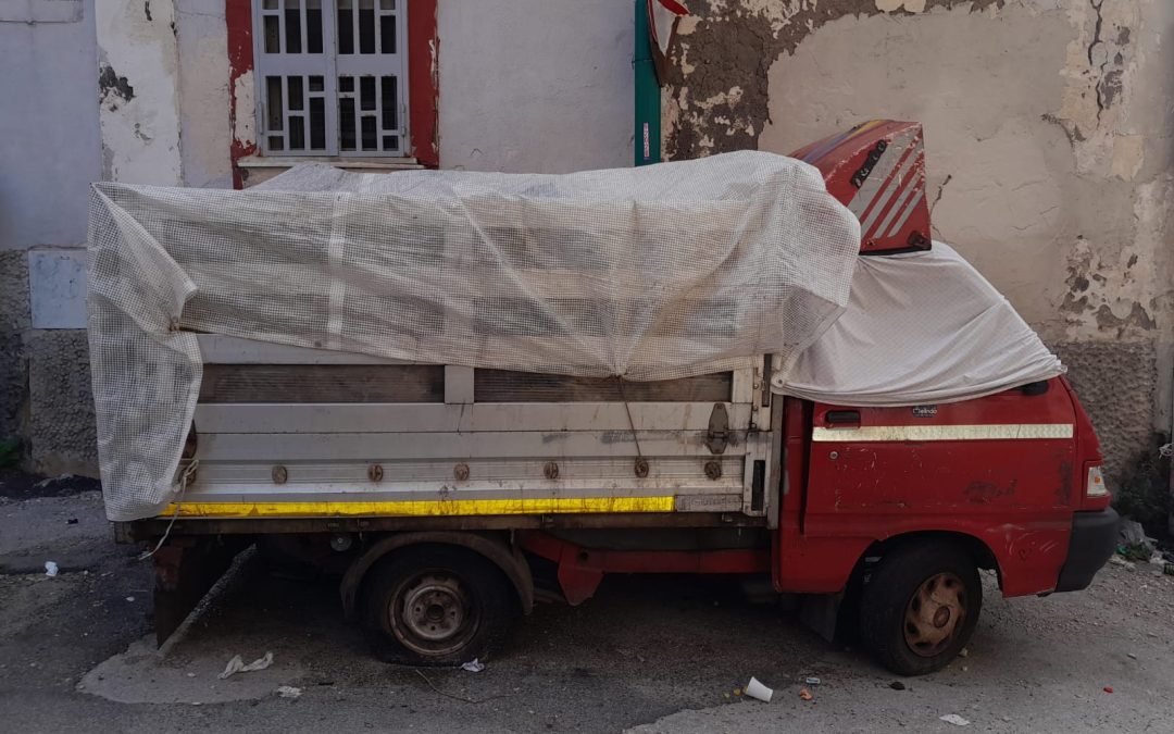 Torre del Greco, furgone con rifiuti in giro per la città, scatta il sequestro