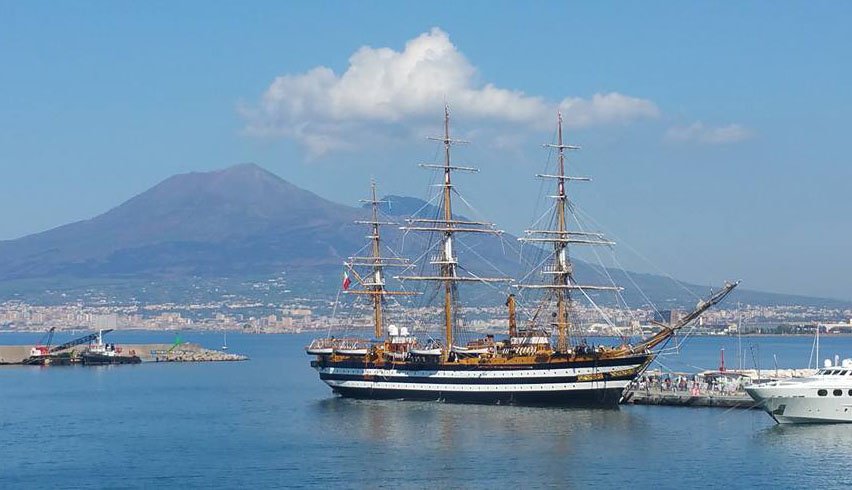 La Nave Amerigo Vespucci a Napoli: ecco tutti i dettagli per visitarla all’ombra del Vesuvio 🗓